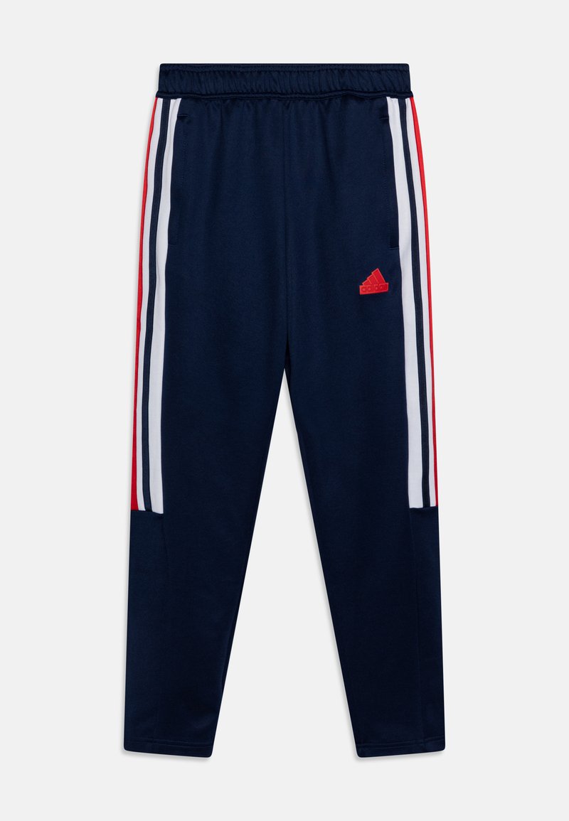 Pantaloni sportivi navy con vita regolabile, tasche laterali, strisce bianche e rosse sui lati e un logo rosso sulla coscia sinistra.