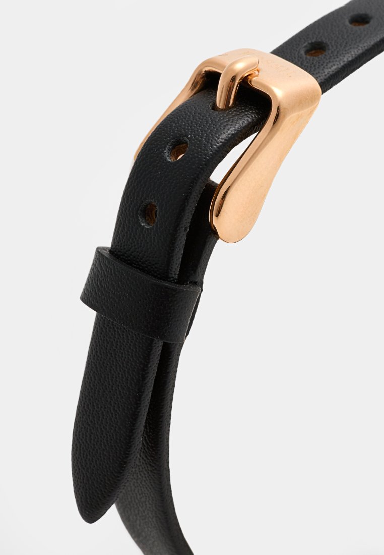 Zwarte leren band met een gestructureerde afwerking, voorzien van een gouden metalen gesp en meerdere verstelgaten voor maatvoering.