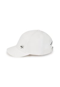Căciulă de baseball albă cu vizieră curbată, panouri din material textil și un mic logo metalic cu o pisică pe partea din față. Curea ajustabilă în spate.