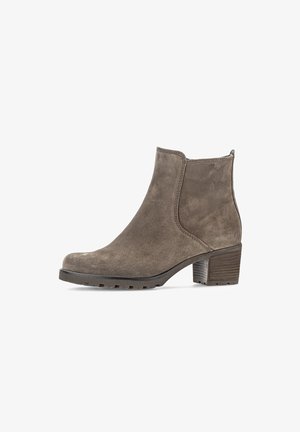 Bottine en suede marron avec un talon carré et un panneau élastique sur le côté, conçue pour un usage décontracté ou semi-formel féminin.