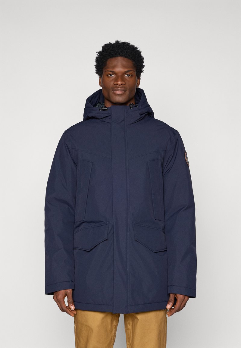 Parka en nylon bleu marine avec capuche, dotée de deux grandes poches avant et d'une fermeture zippée. Texture lisse, matériau en polyester.