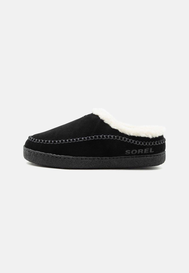 Chausson noir à enfiler avec une doublure en polaire blanche, dessus cousu et semelle texturée durable, avec la marque "SOREL" sur le côté.