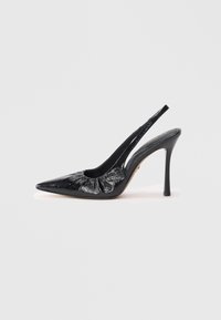 Mustat nahkaslingbaket, joissa on terävä kärki, poimuttunut pinta edessä ja korkea stiletto-korko.