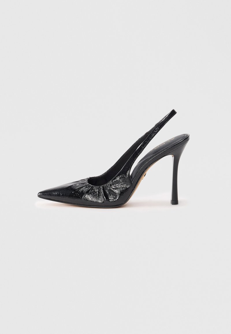 Mustat nahkaslingbaket, joissa on terävä kärki, poimuttunut pinta edessä ja korkea stiletto-korko.