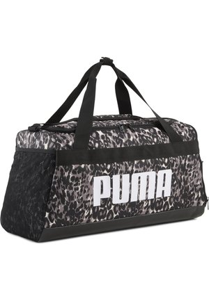 Fekete és szürke leopárdmintás Puma utazótáska fekete fogantyúkkal, oldalsó hálós zsebbel és fehér Puma logóval az elülső panelen.