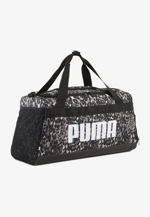 Fekete és szürke leopárdmintás Puma utazótáska fekete fogantyúkkal, oldalsó hálós zsebbel és fehér Puma logóval az elülső panelen.