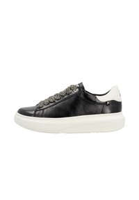 Sneaker en cuir noir avec des détails de lacets texturés, semelle blanche et accents lisses. Présente une pointe ronde et une conception cousue.