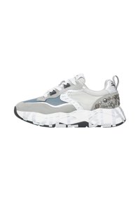 Zapatillas gris y blancas con una parte superior de materiales mixtos, que incluye malla, ante y tachuelas decorativas; suela gruesa con un acento negro.