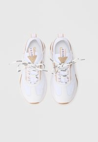 Baskets blanches avec tige en mesh, accents roses, lacets brandés et semelle en caoutchouc beige. Dotées d'un col rembourré et d'une étiquette logo.