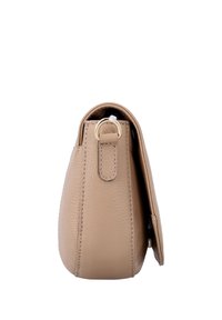 Beige textured læderhåndtaske vist fra siden med synlig stroppe-loop og sølvfarvet metalkingedetalje mod hvid baggrund.