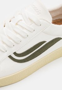Genesis Footwear HELÁ CORNWASTE UNISEX - Sapatilhas - white/olive