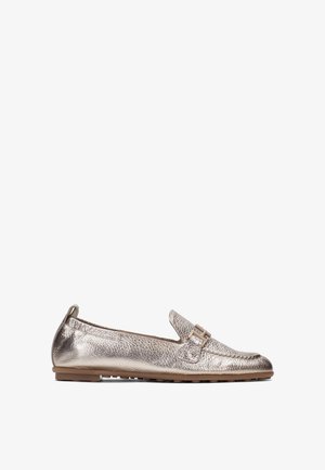 Metallische gouden loafers met een getextureerde leren afwerking, ronde neus en een decoratieve gespaccent op de vamp. Platte rubberen zool.
