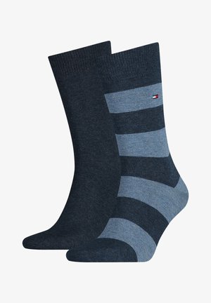 Dois pares de meias azul marinho, uma de cor sólida e outra com listras horizontais alternadas em azul claro e escuro, apresentando um pequeno logotipo perto do topo.