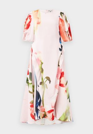 Vestido floral de suave tela rosa con grandes mangas abullonadas, un escote redondo y un estampado vibrante de flores rojas, verdes y azules.
