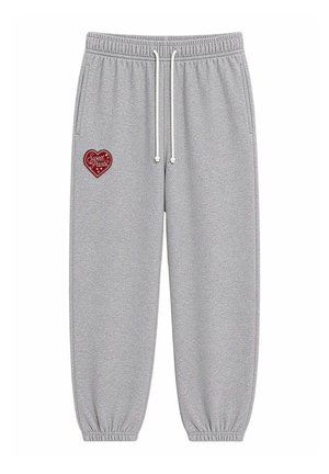 Pantalones deportivos gris claro con cintura y puños elásticos, cordón blanco, bolsillos laterales, y un parche rojo en forma de corazón con la inscripción "Sweet Pants" en el muslo izquierdo.