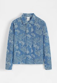 Veste en denim bleu avec un motif floral texturé, un col pointu et deux poches latérales. Coupe slim avec des manches longues et une fermeture à boutons.