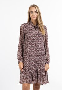 Rochie florală în tonuri de burgund și crem, cu guler tip fundă, mâneci lungi și un tiv volanat. Confecționată dintr-un material ușor, texturat.