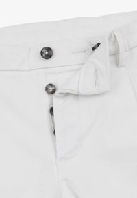 Hvide button-up bukser med en blød bomuldsstruktur, der har sorte knapper, en sidelap og syede detaljer nær taljen.