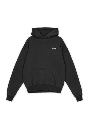 Sudadera negra de mezcla de algodón, con bolsillo frontal tipo canguro, puños y dobladillo acanalados, y un pequeño logo blanco en el pecho.