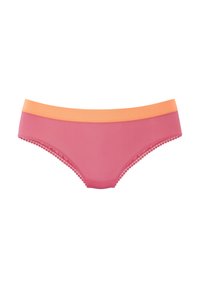 Roze onderbroek met een oranje tailleband, voorzien van een gladde stofstructuur en fijne kantafwerking langs de beenopeningen.