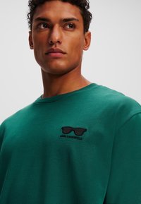 KARL LAGERFELD RELAXED SUNGLASSES - Osnovna majica kratkih rukava - rainforest green