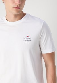 Tommy Hilfiger STACK TEE - T-shirt basic - white