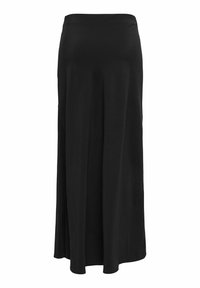 Μαύρη μακριά φούστα με λεία υφή και ελαστική μέση. Ρέει απαλά από τη μέση, με ίσια γραμμή και χωρίς ορατά σχέδια.