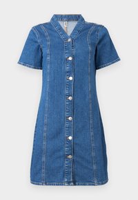 Denim-button-up mekko lyhyillä hihoilla, jossa on kaulus, pystysauma yksityiskohtia ja viisi hopeista nappia edessä.