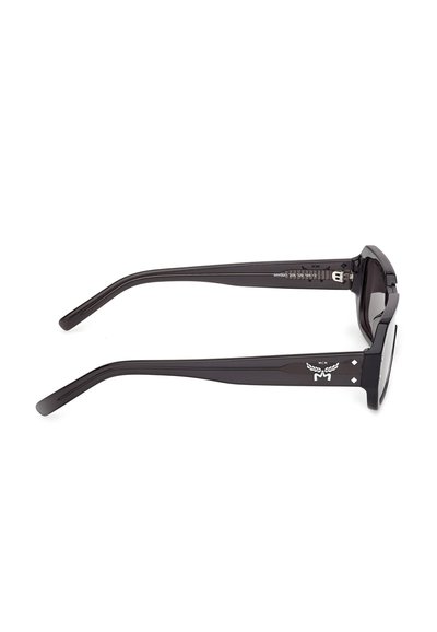 Lunettes de soleil rectangulaires noires montrant les branches latérales avec le logo blanc MCM et les indications de taille sur fond blanc.