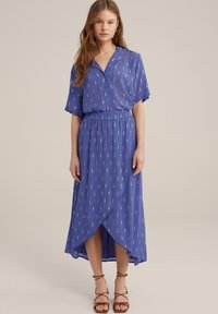 Vestito blu in tessuto leggero con maniche corte, dotato di colletto, vita elastica e design avvolgente con dettagli in oro.