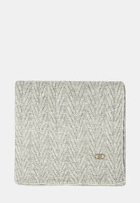 Sciarpa grigia chiaro lavorata a maglia con motivo a chevron e un piccolo emblema logo in tono oro vicino a un bordo.