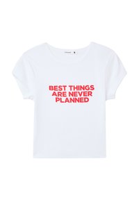 Maglietta bianca in cotone con maniche corte e scollatura a girocollo. Presenta un testo rosso in grassetto che dice "LE MIGLIORI COSE NON SONO MAI PIANIFICATE."