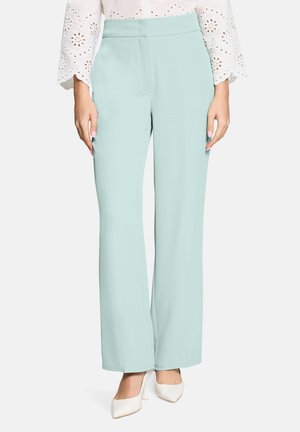 Lichtblauwe, wijde broekspijpen gemaakt van een gladde stof, met een hoge tailleband en een strak, op maat gemaakt ontwerp.