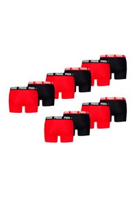 Puma Boxershorts in Rot und Schwarz, mit einem elastischen Bund und Logo. Das Design ist eng anliegend, mit glatter Textur und klassischem Schnitt.
