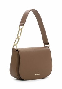 Borsa a spalla in pelle marrone con flap curvo, dettagli in hardware dorato e una larga tracolla con catene per un tocco aggiuntivo.