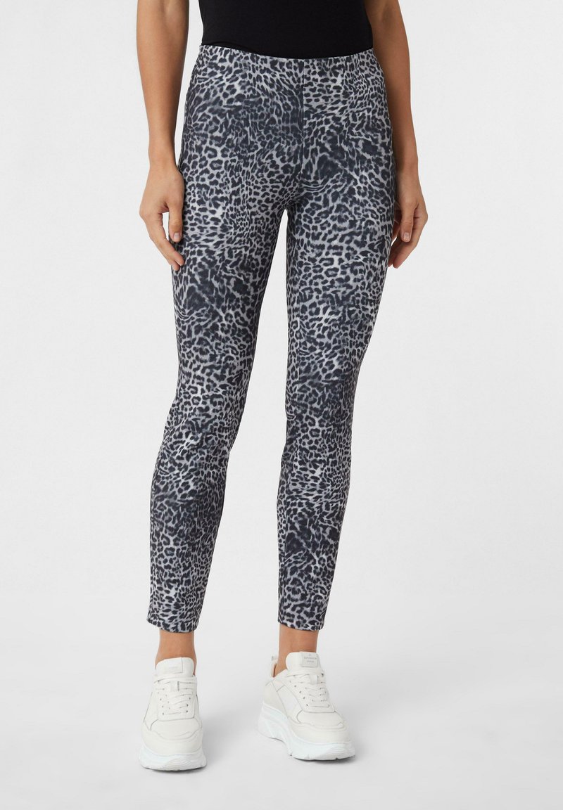 Leggings con stampa leopardata in tonalità di grigio con una vestibilità aderente. Realizzati in tessuto elasticizzato, presentano una vita elasticizzata e una texture liscia.