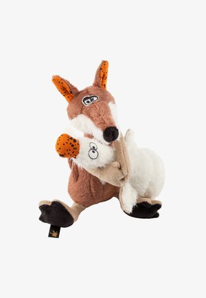 Peluche di volpe e oca con occhi esagerati, la volpe che tiene l'oca, entrambi con accenti arancioni e macchiati di nero.