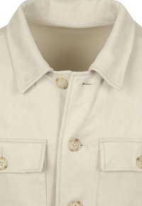 Beige knoopjack met twee voorzakken, een klassieke kraag en een gladde textuur. Heeft grote knopen en subtiele stikdetails.