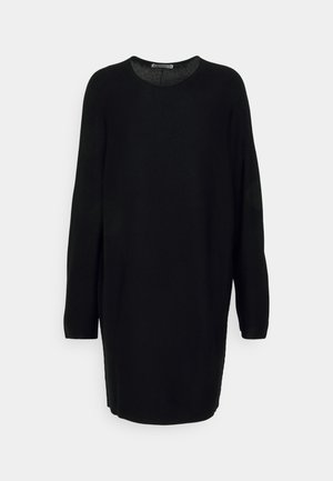 Robe noire en tricot avec un encolure ronde et des manches longues, présentant une coupe décontractée et une silhouette légèrement allongée. Texture douce.