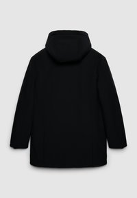 Cappotto nero con cappuccio, tessuto liscio, design di lunghezza media, presenta cuciture laterali, stile minimalista senza accessori o dettagli visibili.