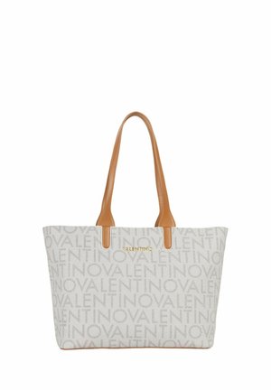 Sac cabas en toile beige avec un motif répété du logo "VALENTINO". Poignées et bordures en cuir marron clair, structure verticale, ouverture supérieure sans fermeture.