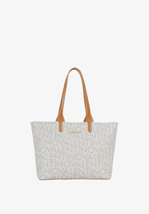 Sac cabas en toile beige avec un motif répété du logo "VALENTINO". Poignées et bordures en cuir marron clair, structure verticale, ouverture supérieure sans fermeture.