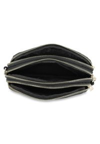 Portafoglio nero con zip, dotato di tre scomparti, con hardware in tonalità oro e superfici interne in tessuto texturizzato. Design piatto per una facile archiviazione.