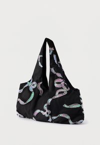 Μαύρη υφασμάτινη τσάντα με δύο χερούλια, που διαθέτει ιριδίζοντα μοτίβα από παγιέτες που μοιάζουν με περιστροφικές γραμμές και σχήματα στην επιφάνεια.