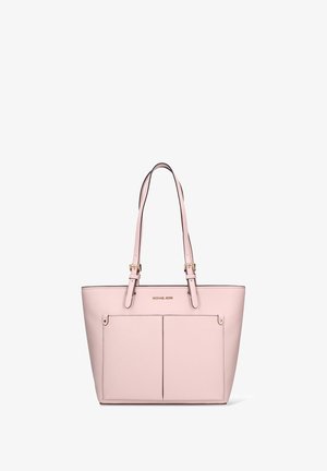 Sac fourre-tout en cuir rose avec deux poignées plates, une forme structurée, une texture embossée et deux poches frontales. Logo Michael Kors affiché.