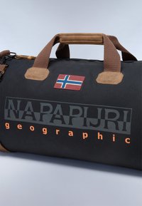 Musta duffel-laukku ruskeilla yksityiskohdilla, jossa on Norjan lipun patch ja "NAPAPURI geographic" -logo harmaalla ja oranssilla tekstillä.