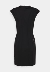 Černé přiléhavé šaty s vysokým výstřihem a krátkými rukávy. Obsahují vertikální švy a detail loga na straně. Hladká, matná textura.