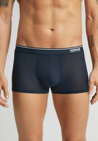 Granatowe bokserki o dopasowanym kroju, z elastycznym paskiem z logo i białym paskiem oraz gładkim, rozciągliwym materiałem.