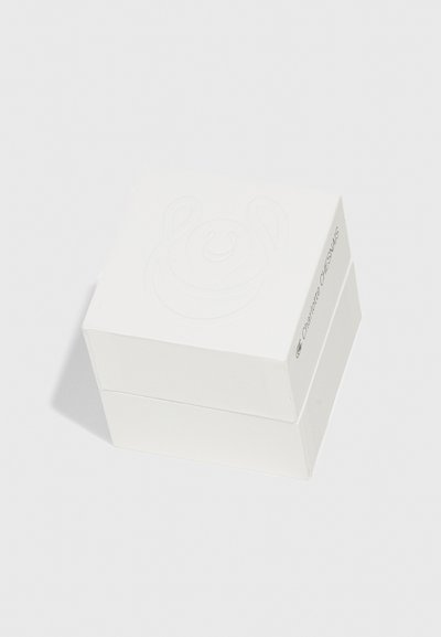 Scatola regalo in cartone bianco con una superficie liscia, caratterizzata da un design in rilievo sul coperchio e un logo stampato sul lato.
