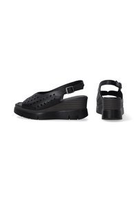Černé wedge sandály vyrobené z perforovaného syntetického materiálu, s páskem kolem paty a texturovanou platformou. Disponují nastavitelnou přezkou na kotníku.